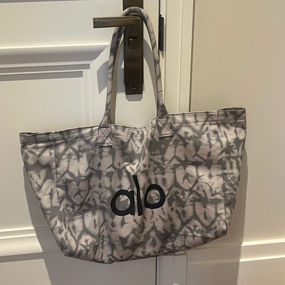 Alo Yoga ICONIC SHOPPER TOTE bag Brand New w tags! carry all purse sealed NEW - Picture 3 of 8
